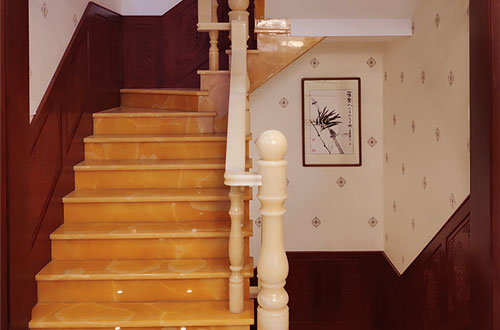 柯城中式别墅室内汉白玉石楼梯的定制安装装饰效果